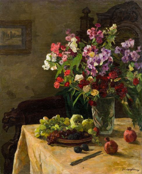 Цветы и фрукты на столе.